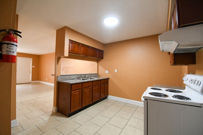 Building Photo - 1732 Carrollwood Dr