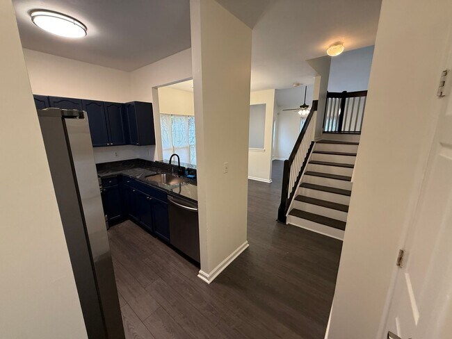 Foto del edificio - Beautiful End-unit townhome in university ...