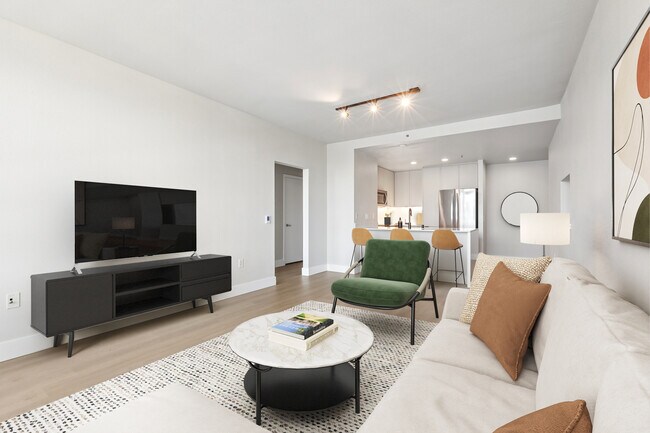 Sala de estar Signature Collection Fase I con suelo de superficie dura. - Avalon at Mission Bay