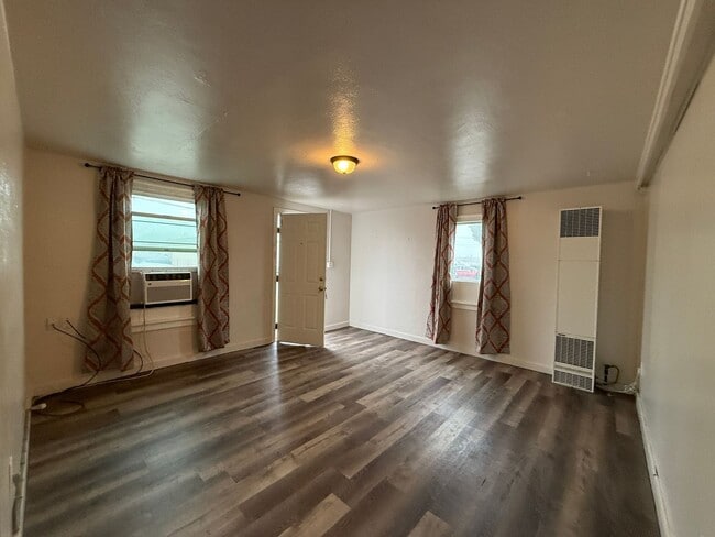 Building Photo - 1071