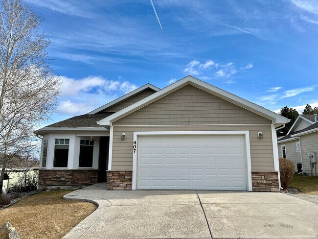 Foto del edificio - Charming 3 Bed 2 Bath Single Family Home W/ Attached Garage and Private Patio!