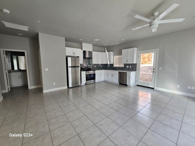 Building Photo - CHARMING NEWER CONTEMPORARY 3 BED/2 BATH AVAILABLE NOW