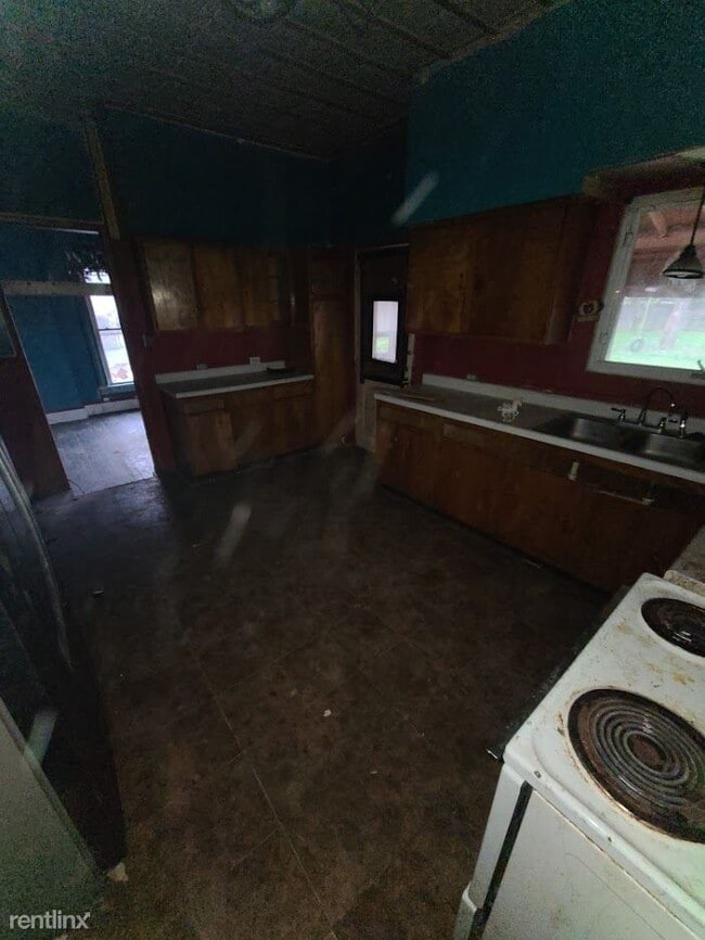 Building Photo - 4 br, 2 bath House - 309 South Pleasant St...