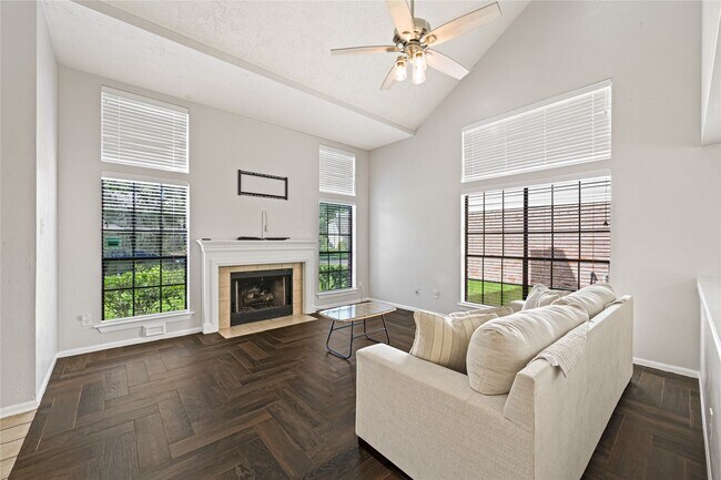 Foto del edificio - 1555 Hillside Elm St