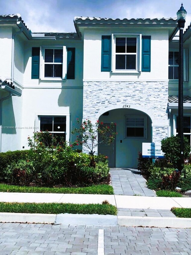 Foto principal - 2743 SE 15th St