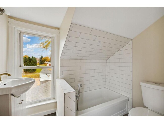 Foto del edificio - Newly Remodeled! Downtown Shakopee, Gas & ...