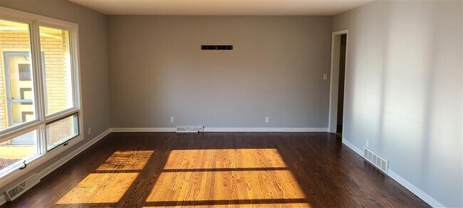 Building Photo - 607 Willow Ln