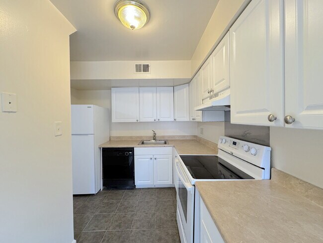 Building Photo - Welcome to this charming 2-bedroom, 2-bathroom townhouse nestled in the heart of Annandale.