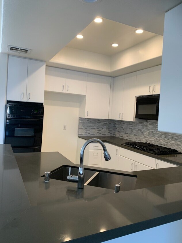 Foto principal - 14859 Moorpark St