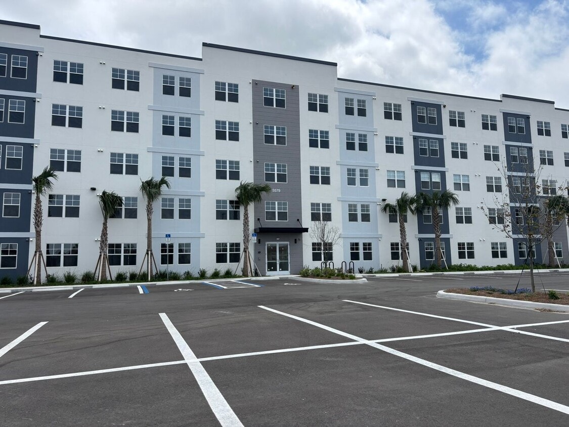 Modern 2 Bedroom + Den Condo Near The Mall at Millenia - Modern 2 Bedroom + Den Condo Near The Mall at Millenia