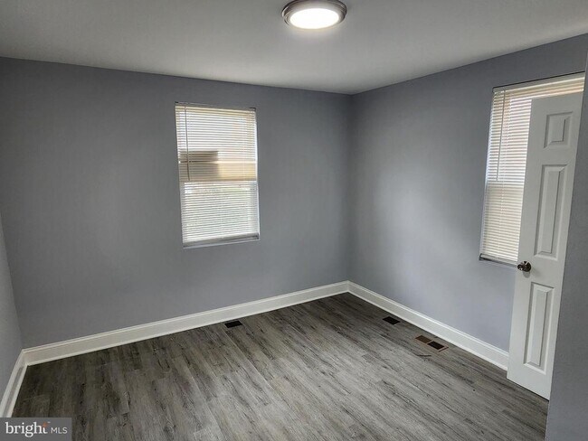 Building Photo - 5614 Midwood Ave