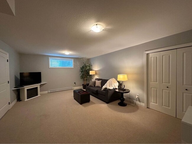 Building Photo - 46794 Sylvan Dr