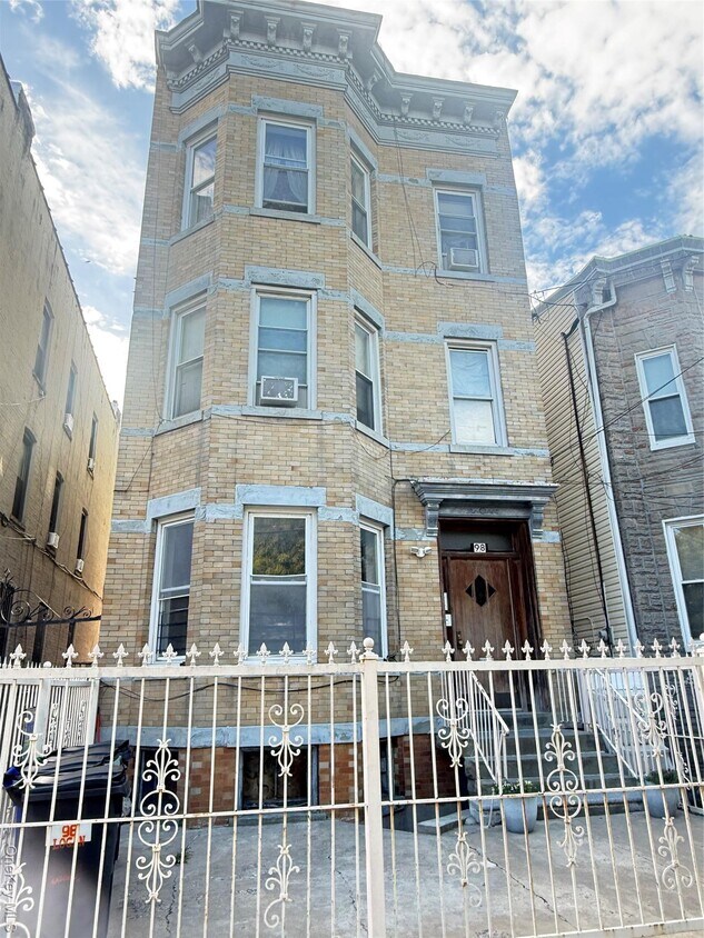 Foto principal - 98 Logan St