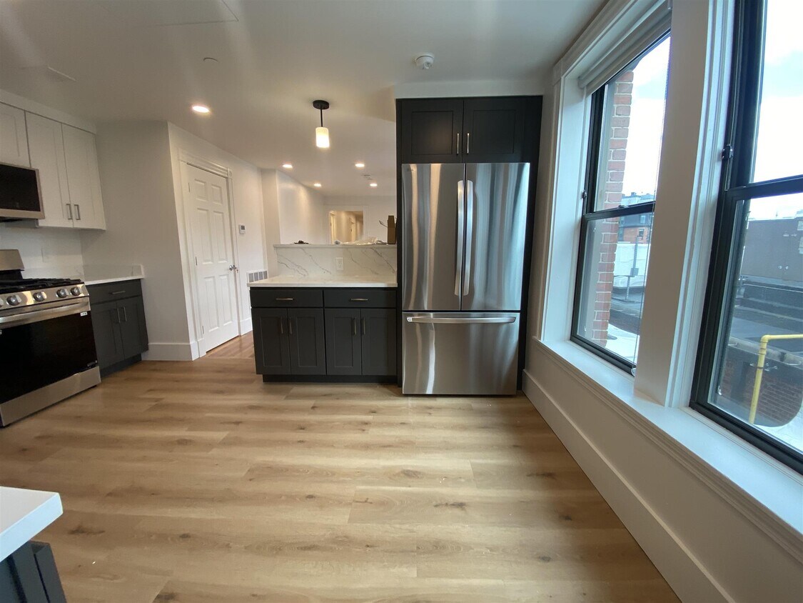 Foto principal - 57 Bishop Allen Dr