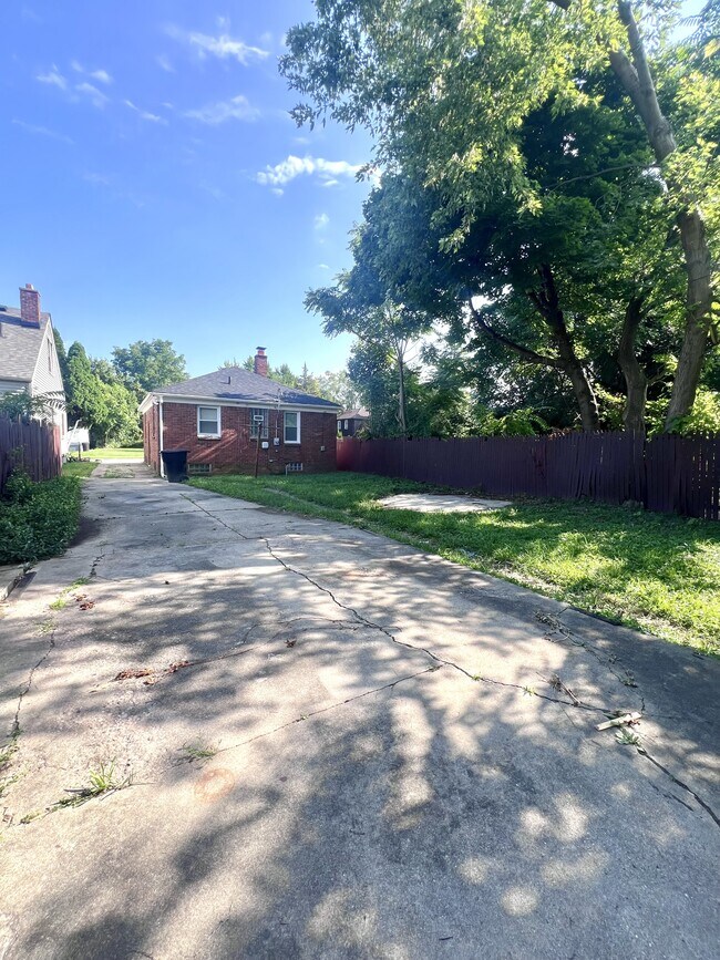 Building Photo - 11551 Findlay Ave