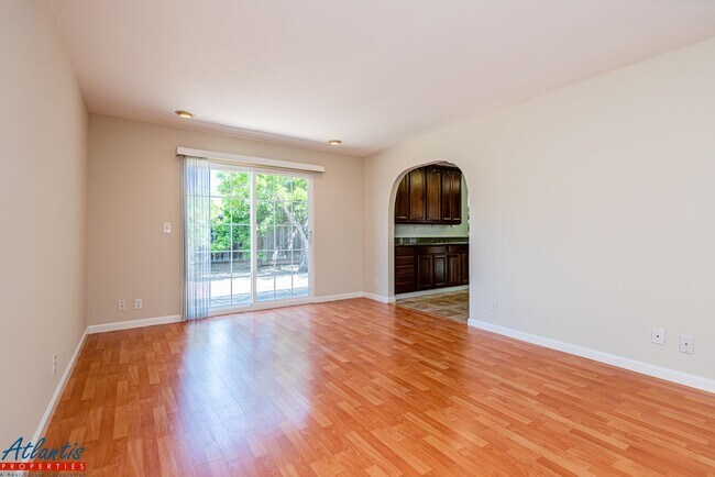 Foto del edificio - Lovely Single-Story Home | Prime Location
