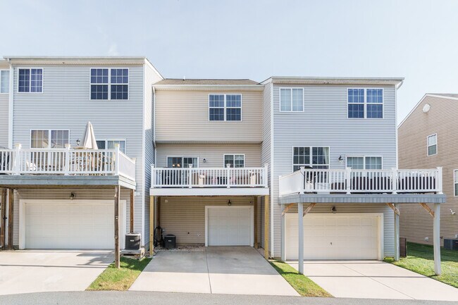 Building Photo - 121 Hopewell Dr