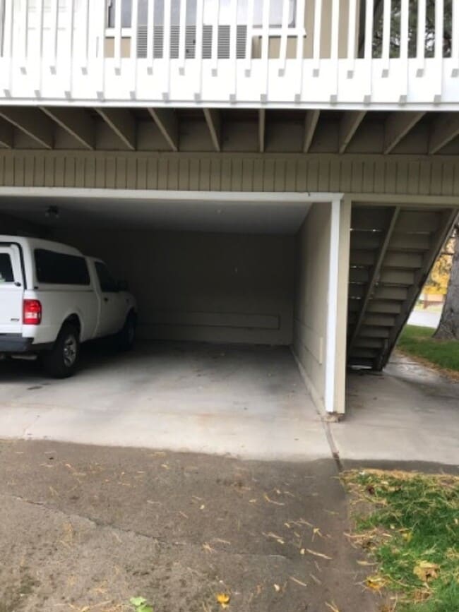 Building Photo - 747 Meadows Dr