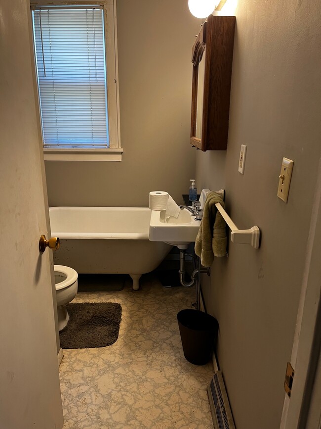 2nd Bath - 400 W Cedar St