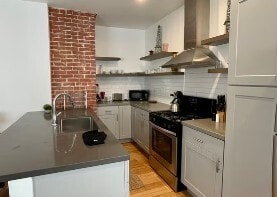 Building Photo - 823 Gower St