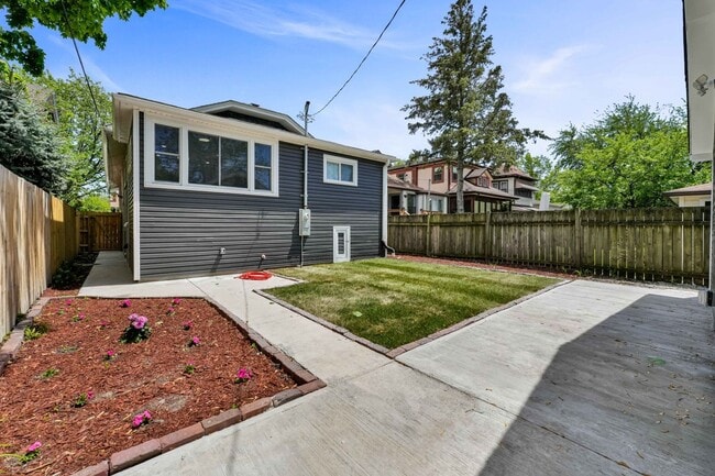 Building Photo - 1115 N Taylor Ave