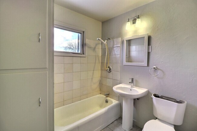 Foto del edificio - 803 Gross Ave