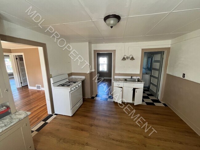 Foto del edificio - 2 Bedroom 1 Bath Apartment w/ Basement