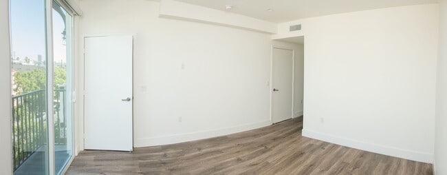 Building Photo - 429 N Hayworth Ave