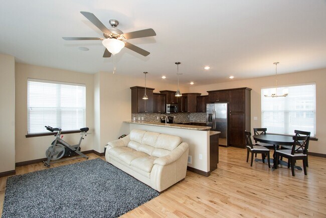 Foto del edificio - 320 Clark Dr