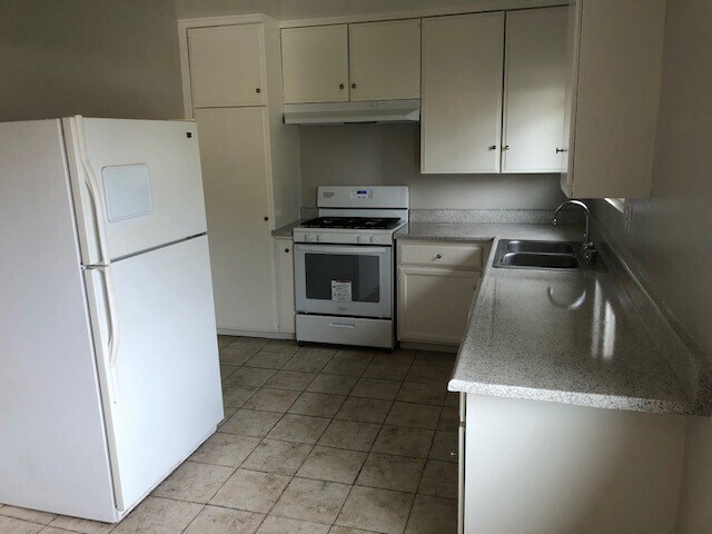 Kitchen - 25260 La Mar Rd