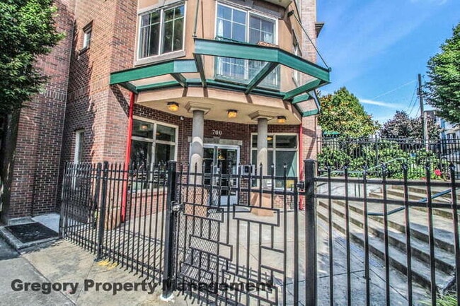 Foto del edificio - Sunny Capitol Hill 2 BR 1.5 BA Condo with Garage Parking Included & Skyline Views!