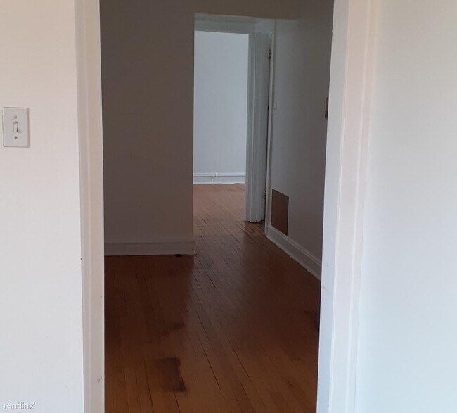Building Photo - 2 br, 1 bath  - 2425 W Greenleaf Ave Apt 3