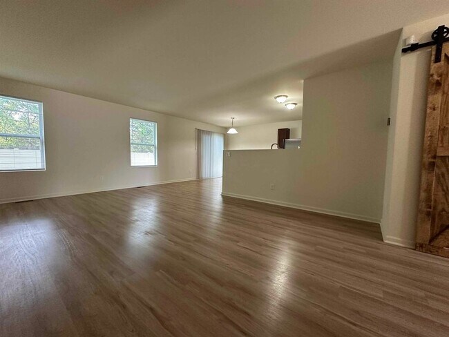 Foto del edificio - 8118 Cypress Cir