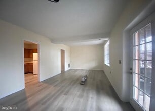 Building Photo - 304 Smith Rd