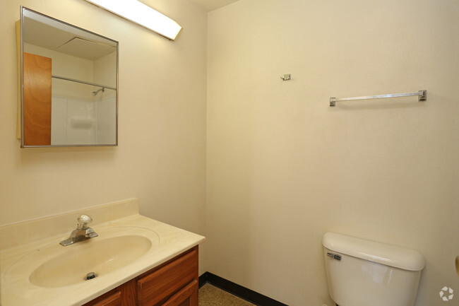 Baño - Watertown East Apartments