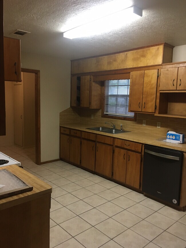 Foto del edificio - 5847 Pine Hill Dr