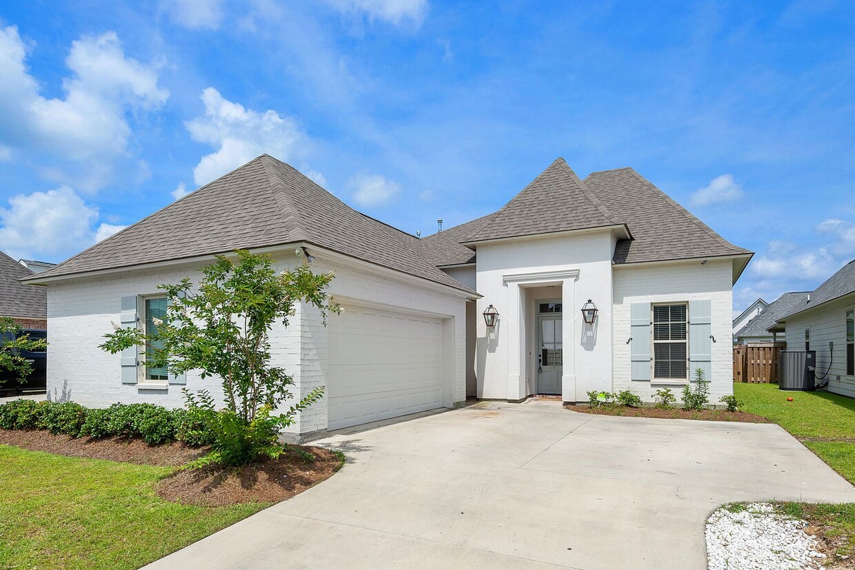 Foto principal - Beautiful home with high end finishes