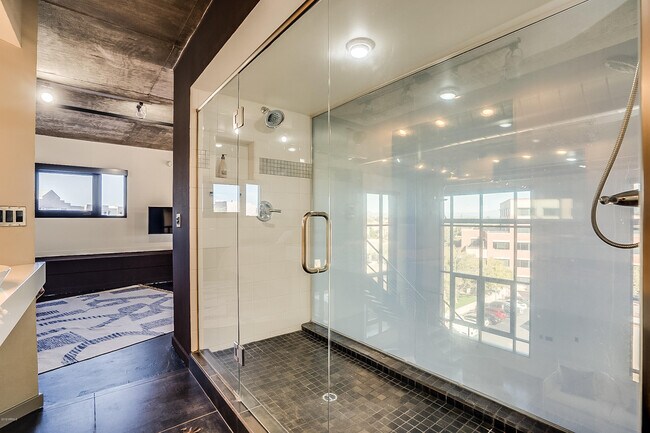 Foto del edificio - 7301 E 3rd Ave