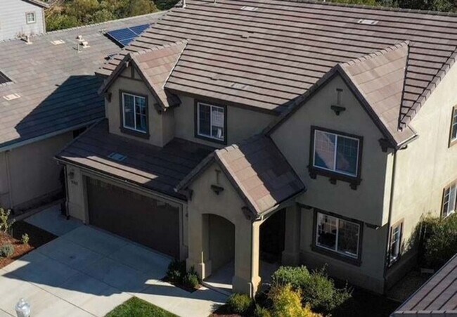 Foto del edificio - 6 bed/2.5 bath home in Atascadero's coveted Dove Creek neighborhood
