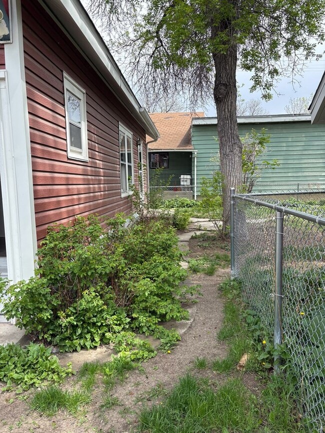 Building Photo - 3 bed 2 bath Home with Fenced Yard