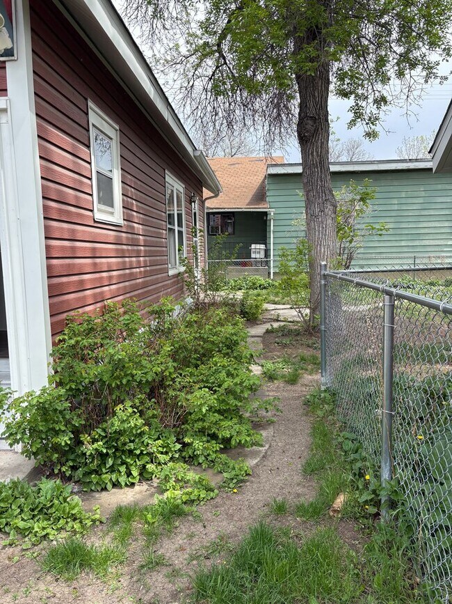 Foto del edificio - 3 bed 2 bath Home with Fenced Yard