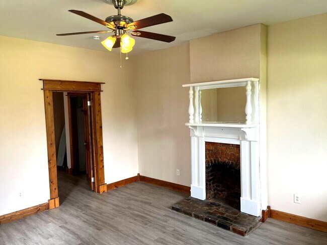 Foto del edificio - Cozy 2bed 1bath Duplex w/ Private Backyard | The Nations