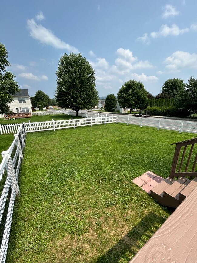 Foto del edificio - New Listing Alert! End unit Townhome in Pe...