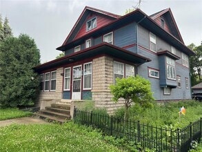Building Photo - 216 Litchfield Ave SE
