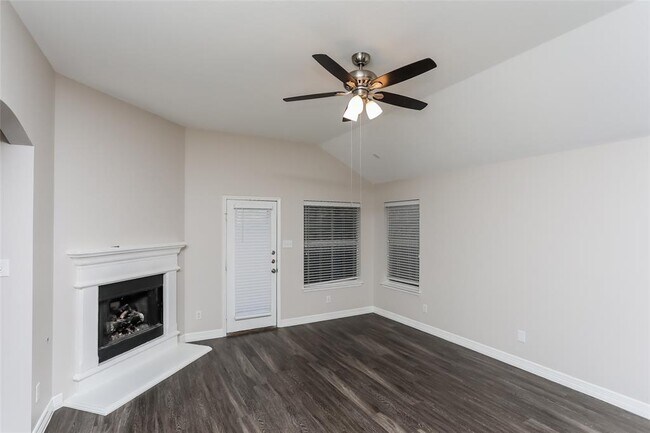 Foto del edificio - 9001 Heartwood Dr