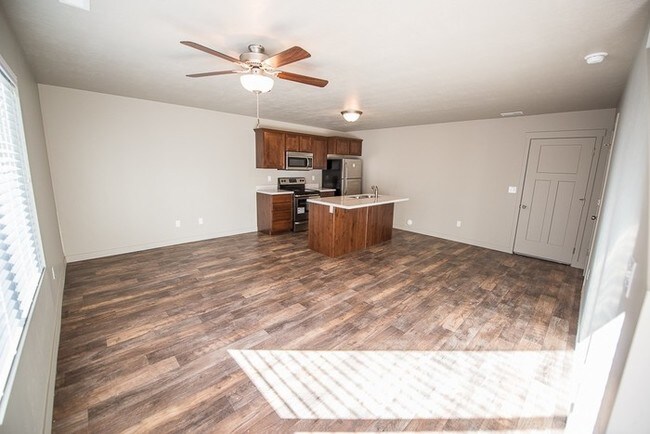Building Photo - Beautiful Townhome with 2-Car Garage!