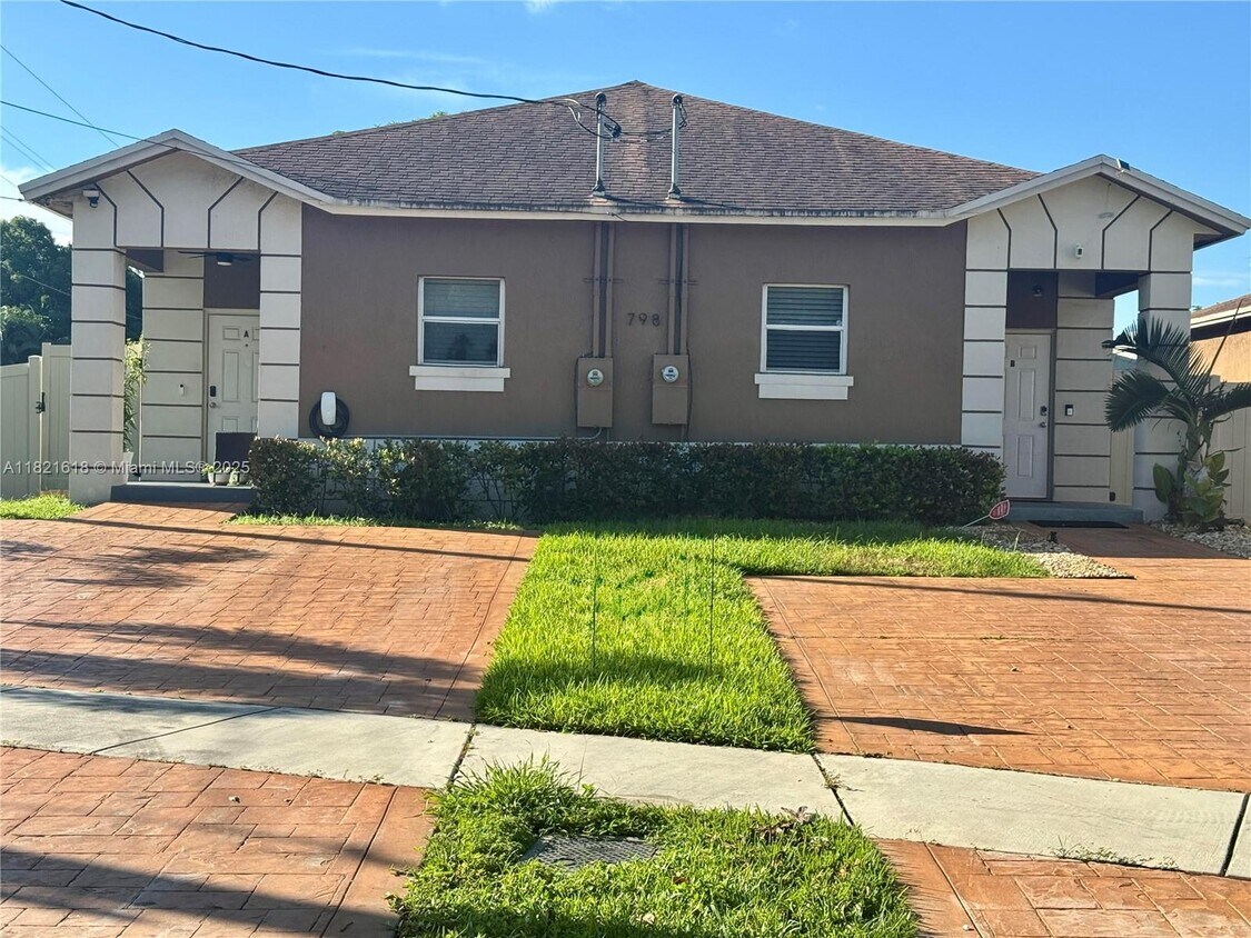 Foto principal - 798 NE 43rd St