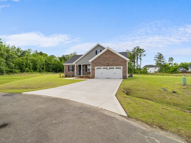 Building Photo - Towne Pointe Beauty!