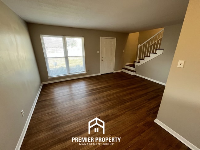 Building Photo - Beautiful 3BR/2BA Memphis Home with Hardwood Floors, Formal Dining & Fenced Yard