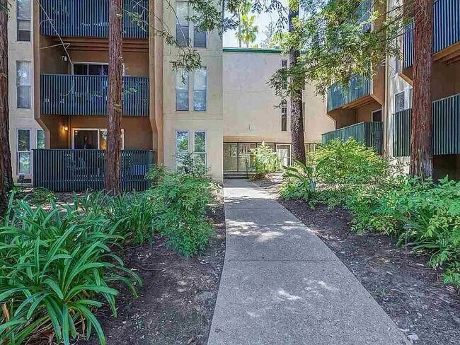 Foto del edificio - 185 Sierra Dr